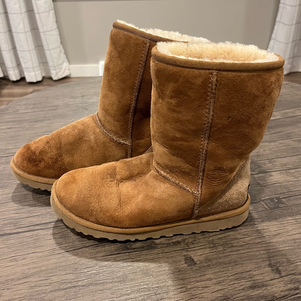 Women’s Classic Short Uggs size 6 Chesnut